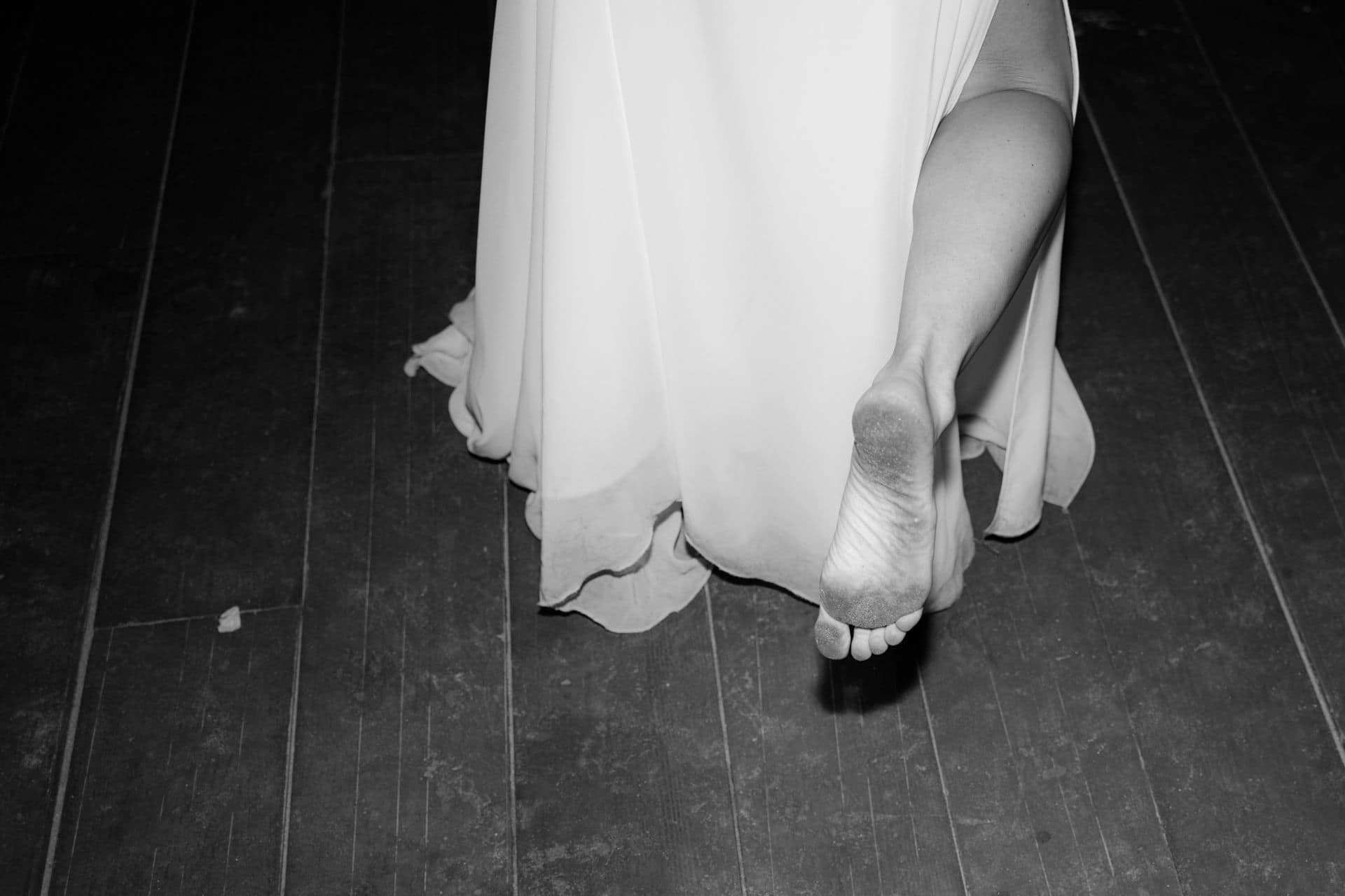 BarfuĂź tanzende Braut als authentischer Moment einer Hochzeit in Holland am Abend