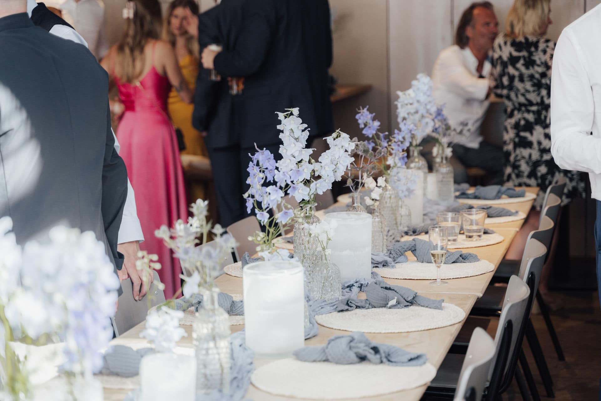 Lange Tafel beim Dinner einer Hochzeit in Holland mit Gästen und natürlicher Tischgestaltung