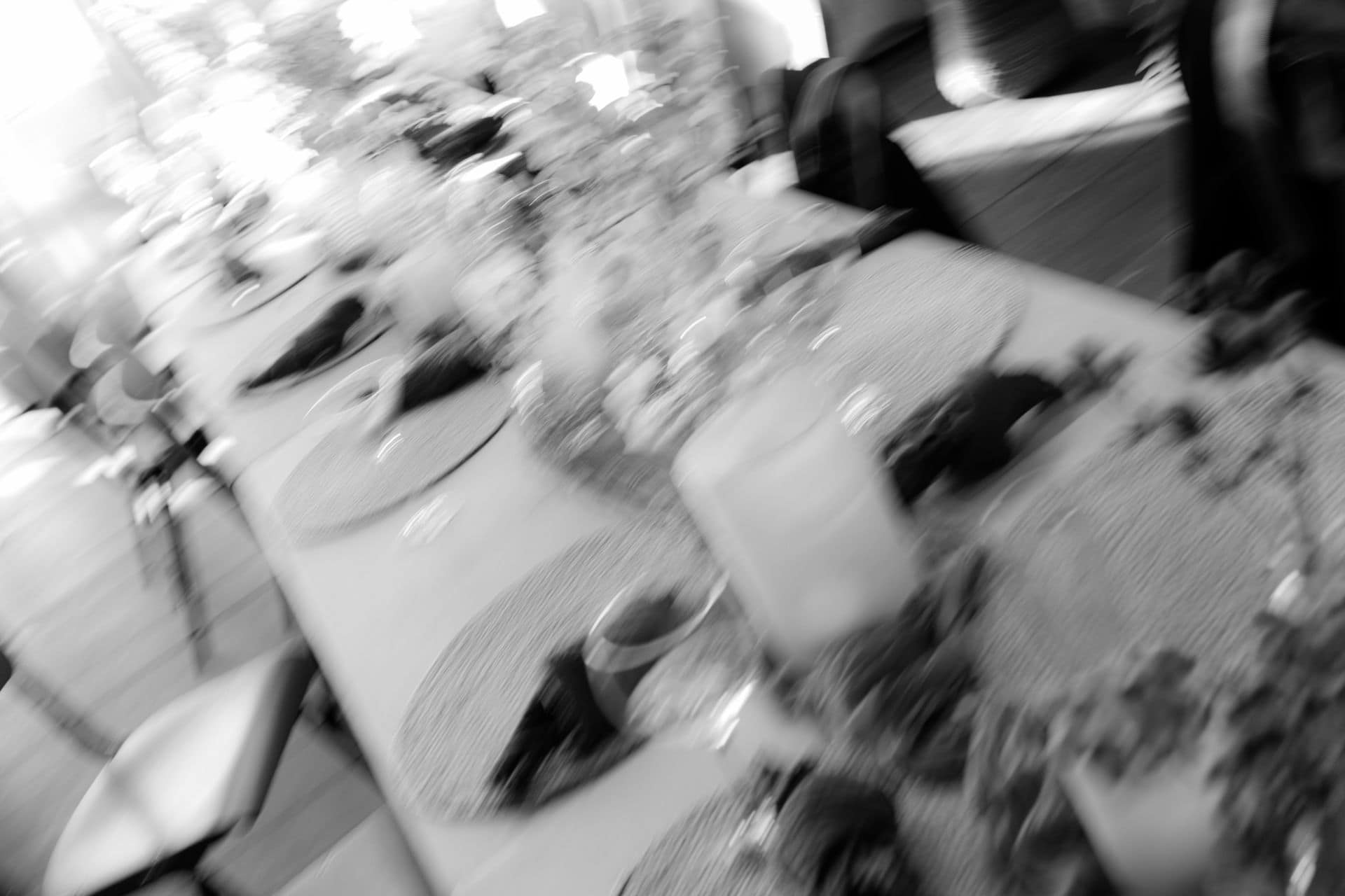 Dynamischer Moment beim Dinner einer Hochzeit in Holland in SchwarzweiĂź