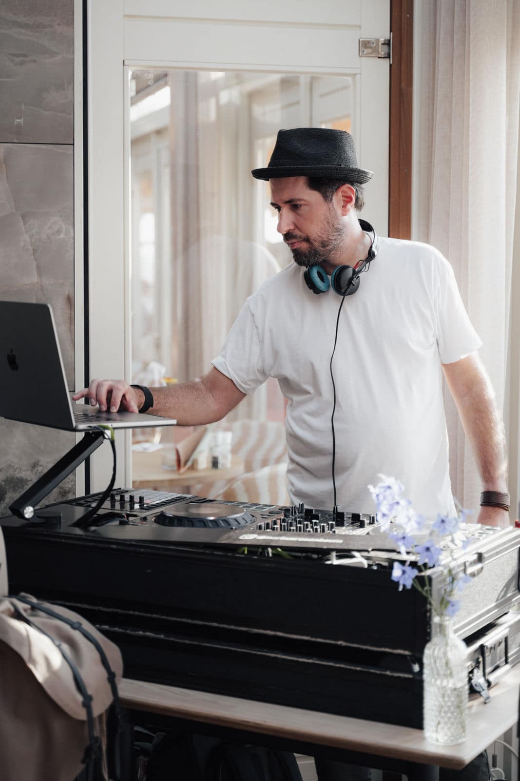 Top DJ Markus Rosenbaum begleitet die Hochzeitsfeier bei einer Hochzeit in Holland mit entspannter Atmosphäre