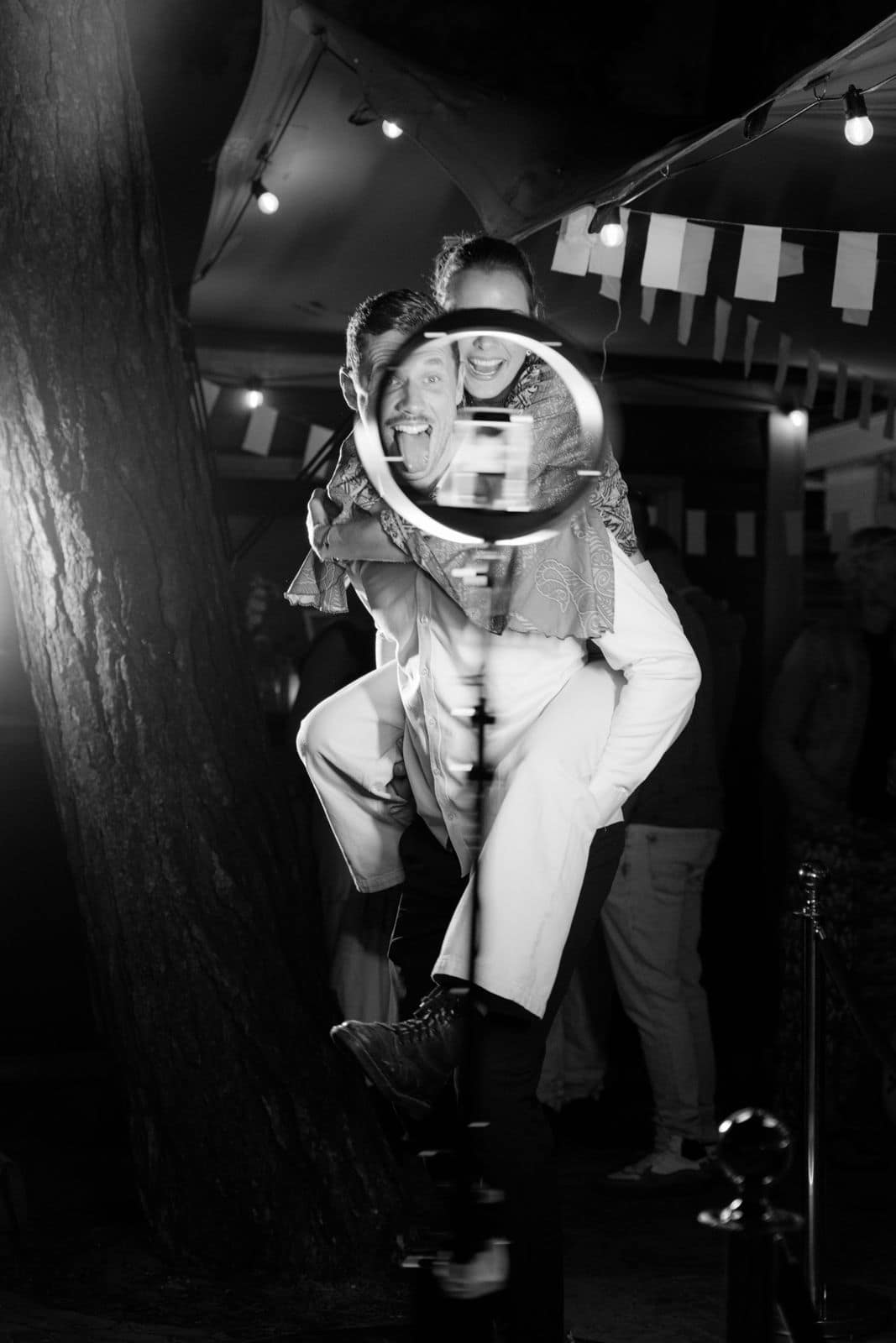 Ausgelassener Fotobox-Moment bei einer Hochzeit in Holland während der Abendfeier