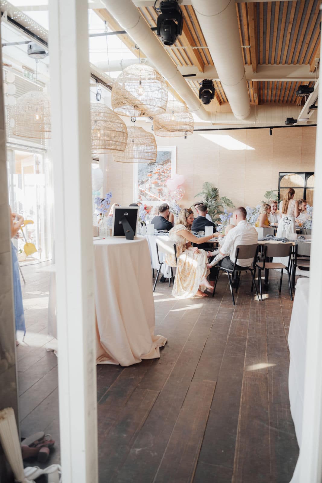 Gäste in einer modernen Indoor-Location bei einer Hochzeit in Holland