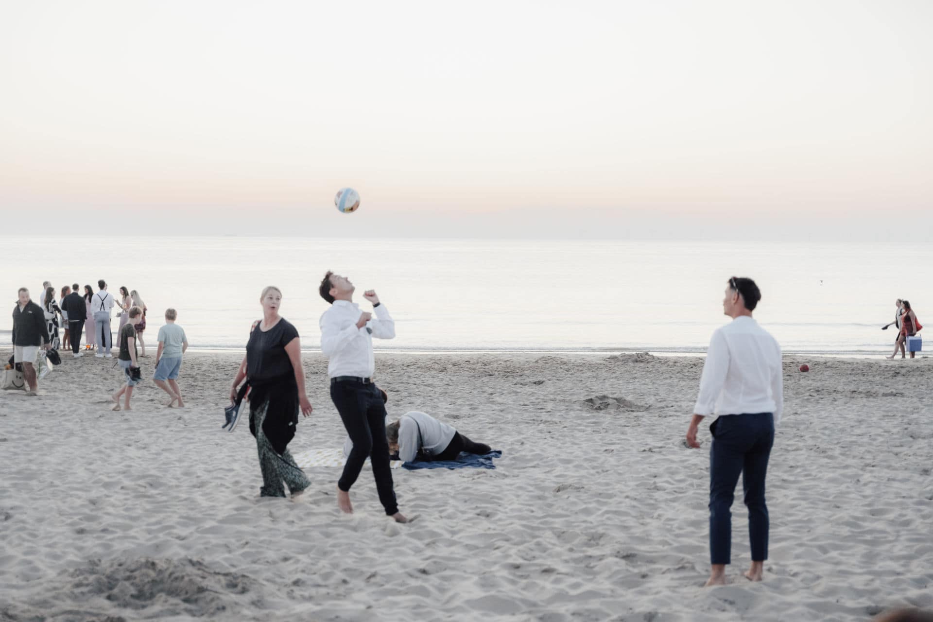 Abendstimmung bei einer Hochzeit in Holland am Strand mit Gästen und Meeresblick