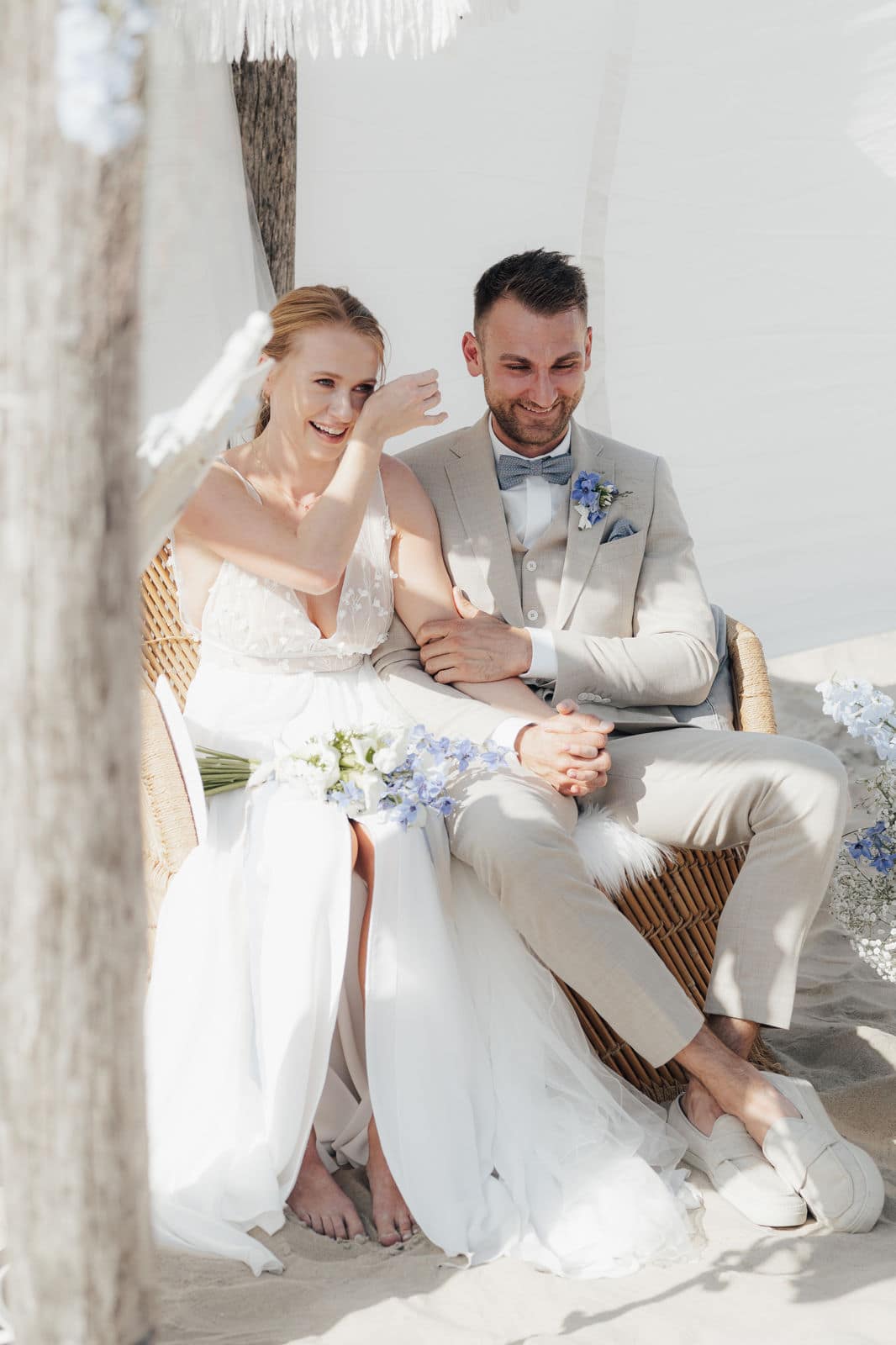 Brautpaar bei einer Hochzeit in Holland – emotionale Momente einer entspannten Strandhochzeit