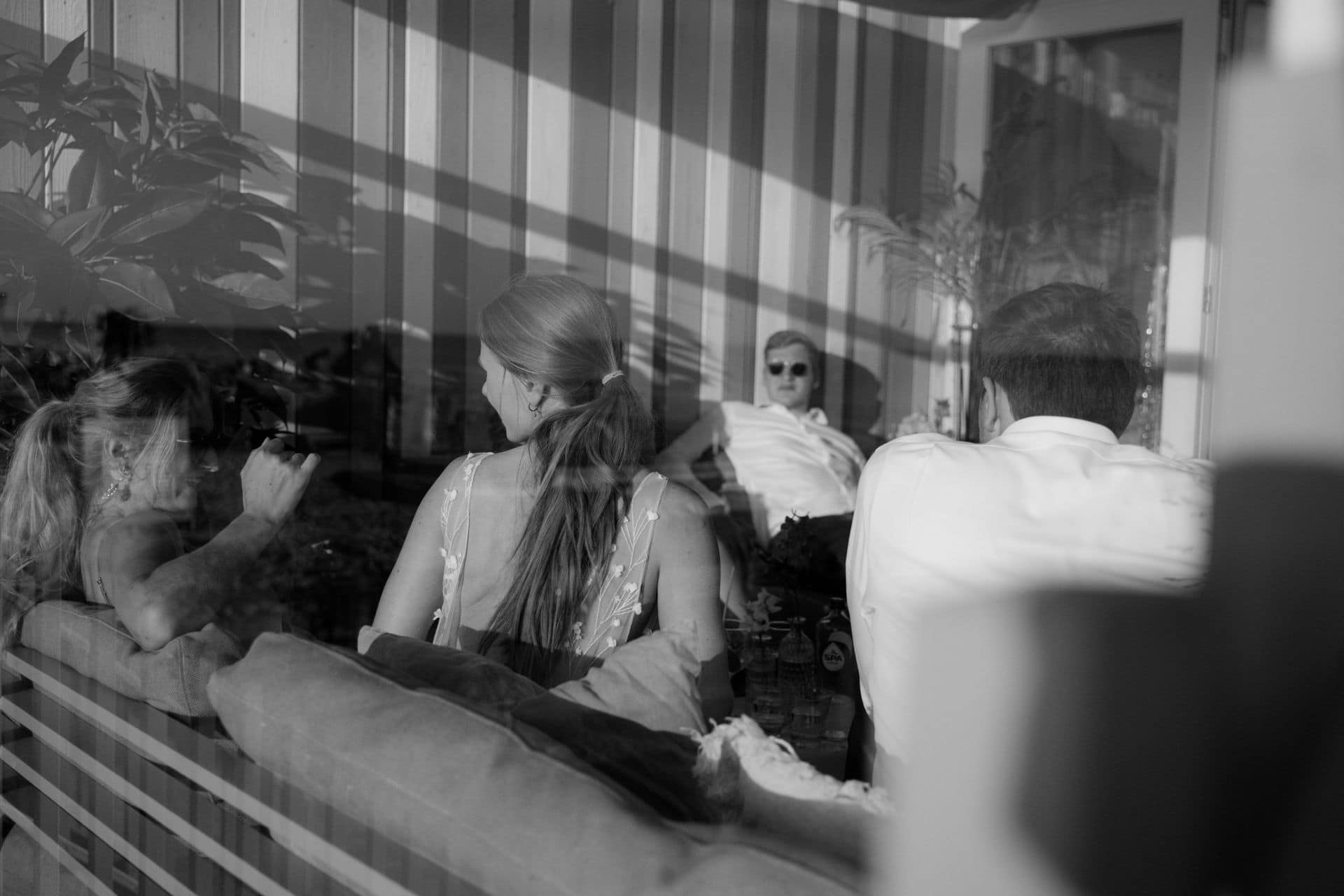 Nachmittag geniessen bei einer Hochzeit in Holland am Strand mit Gästen auf Lounge