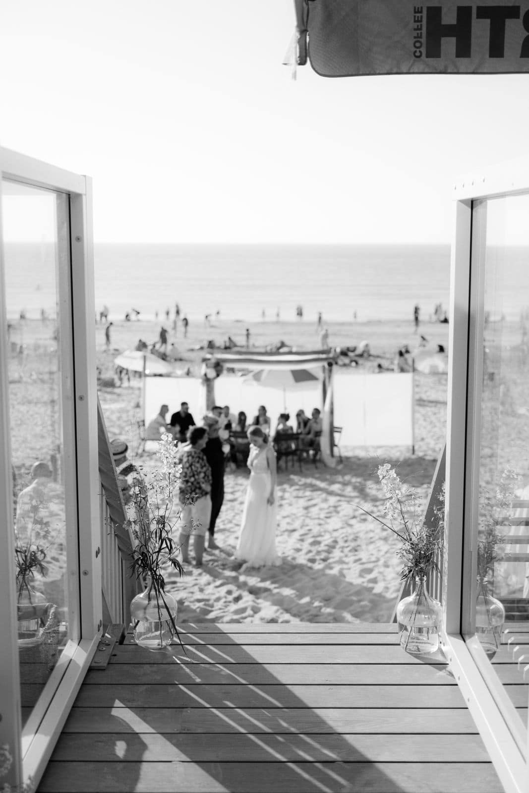 Blick auf eine Strandlocation einer Hochzeit in Holland – zeitlose Schwarzweißaufnahme