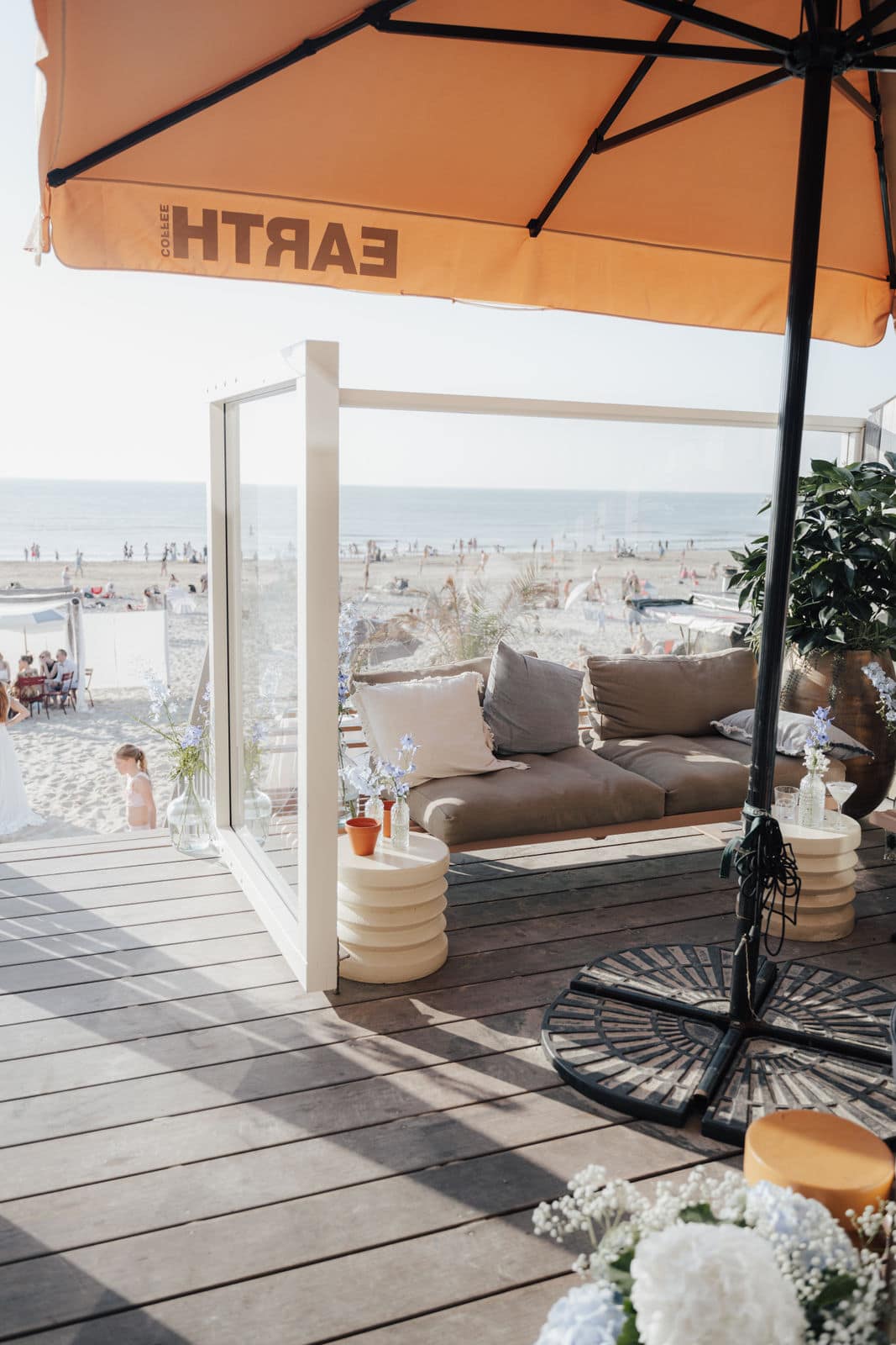 Strandlounge und Terrasse bei einer Hochzeit in Holland mit Blick auf das Meer