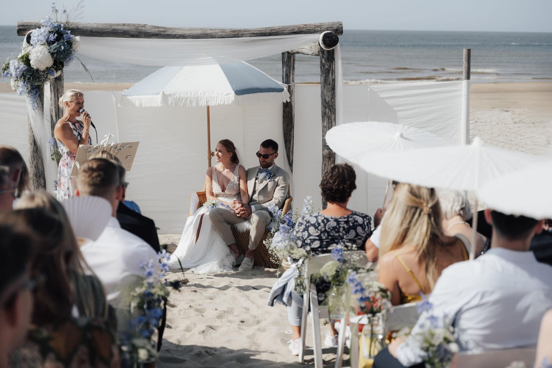Strandtrauung bei einer Hochzeit in Holland mit freier Zeremonie und Gästen am Meer – geplant von erfahrenem Hochzeitsplaner
