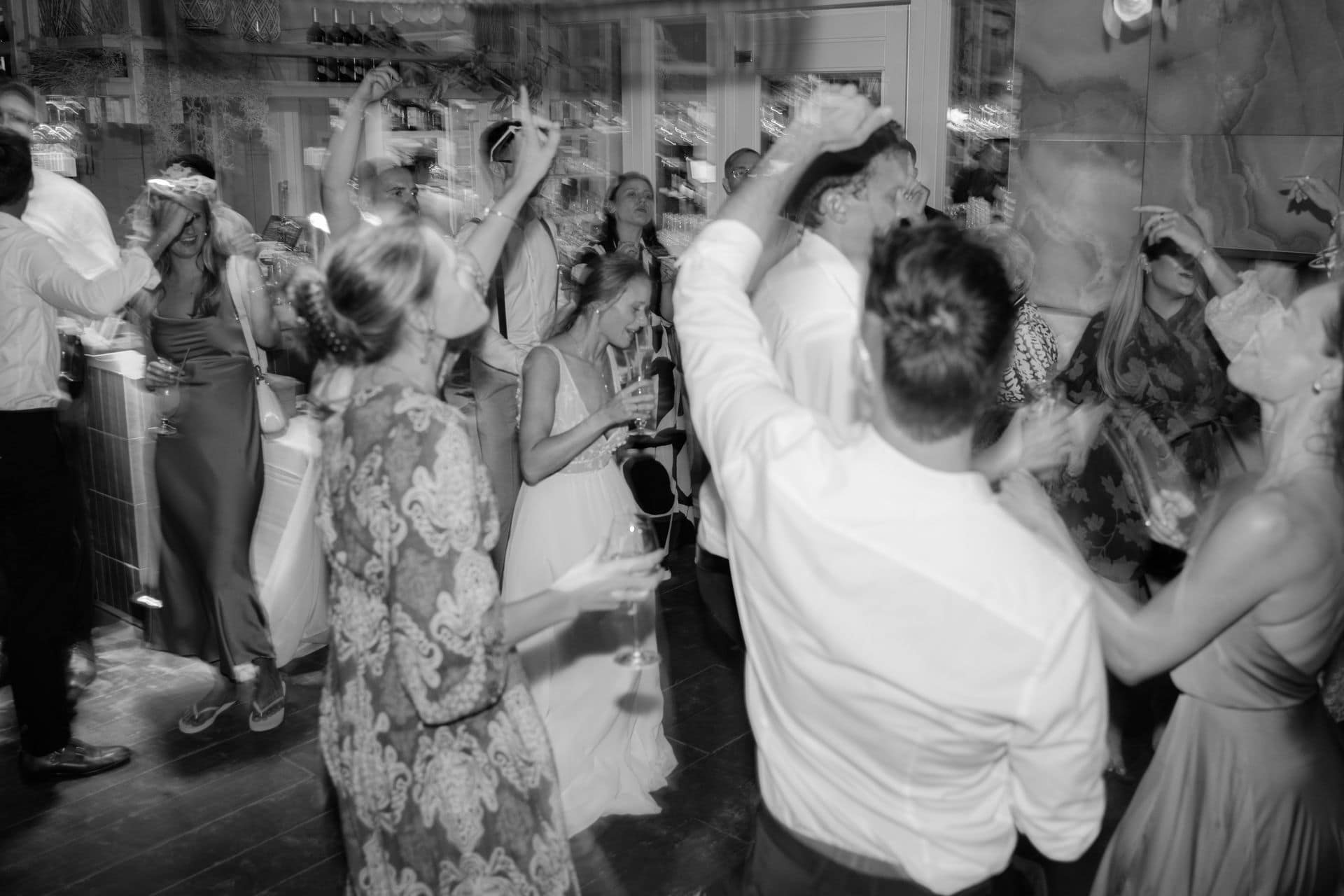 Ausgelassene Stimmung auf der Tanzfläche während einer Hochzeitsfeier am Abend