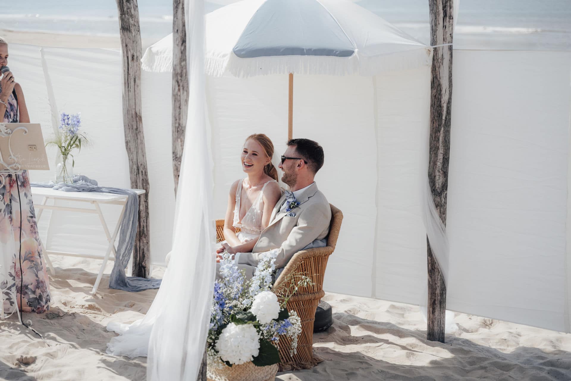 Brautpaar bei einer Strandtrauung in Holland, geplant von einem Hochzeitsplaner