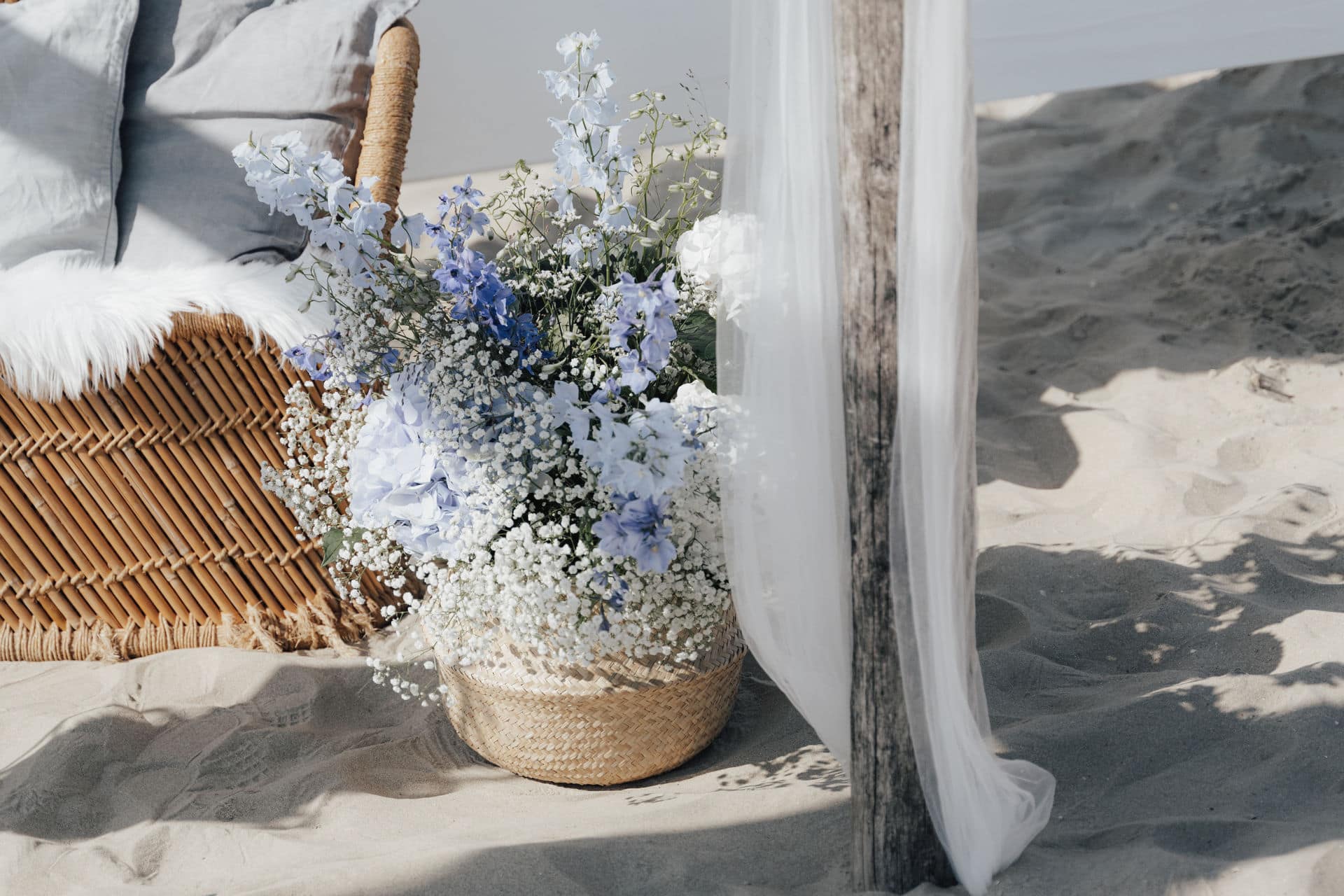 Blumenarrangement bei einer strandnahen Hochzeit mit Hochzeitsplaner