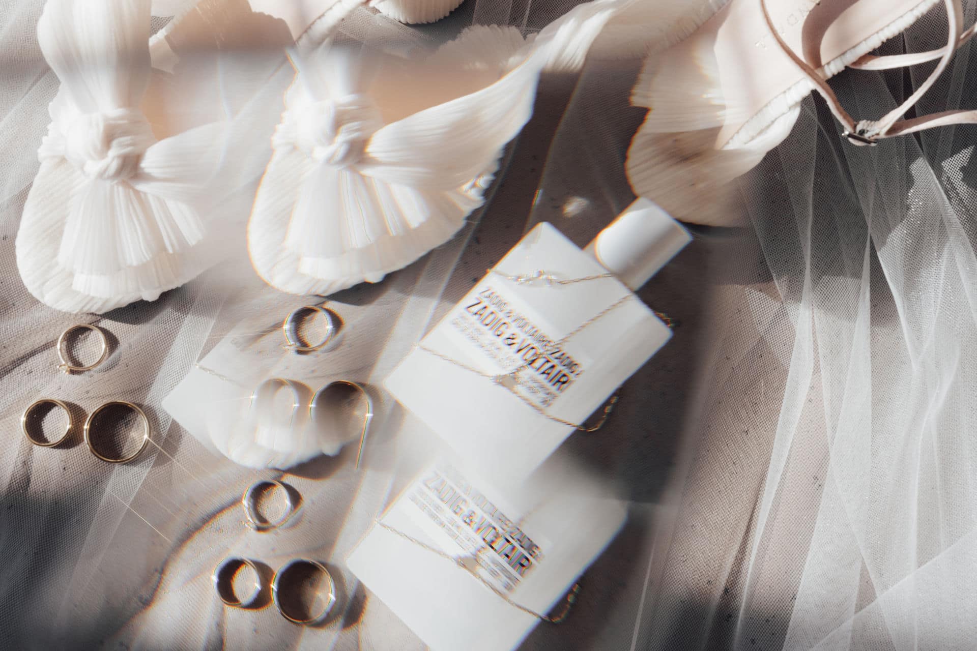 Ringe und Papeterie als Detail einer geplanten Hochzeit mit Hochzeitsplaner