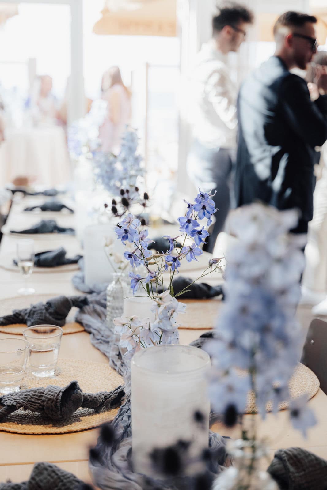 Natürliche Tischdekoration beim Dinner einer Hochzeit in Holland – stimmige Hochzeitsplanung