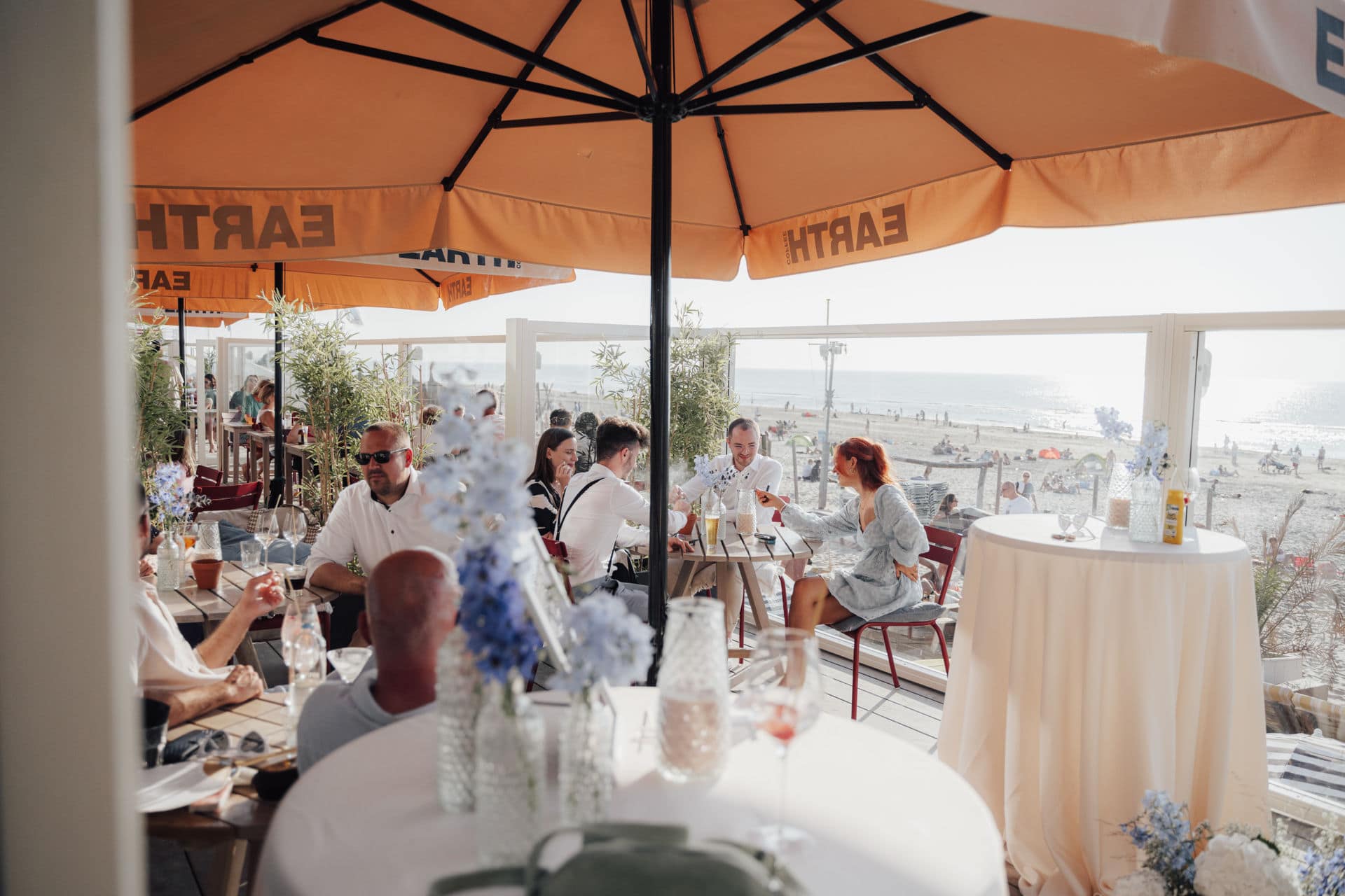 Get-together der Gäste bei einer Hochzeit in Holland im Außenbereich