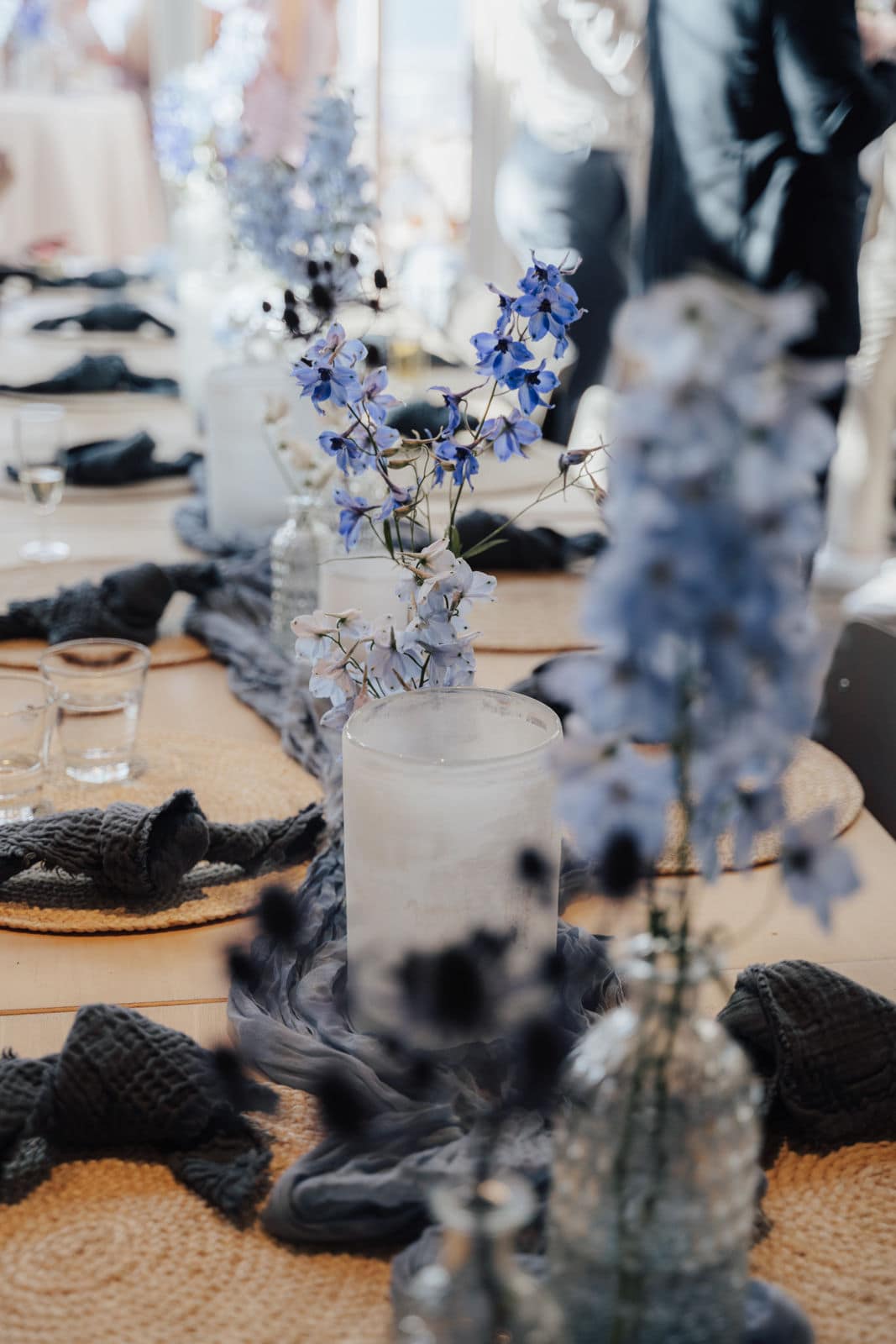 Florale Tischdekoration und Textilien bei einer professionell geplanten Hochzeit in Holland