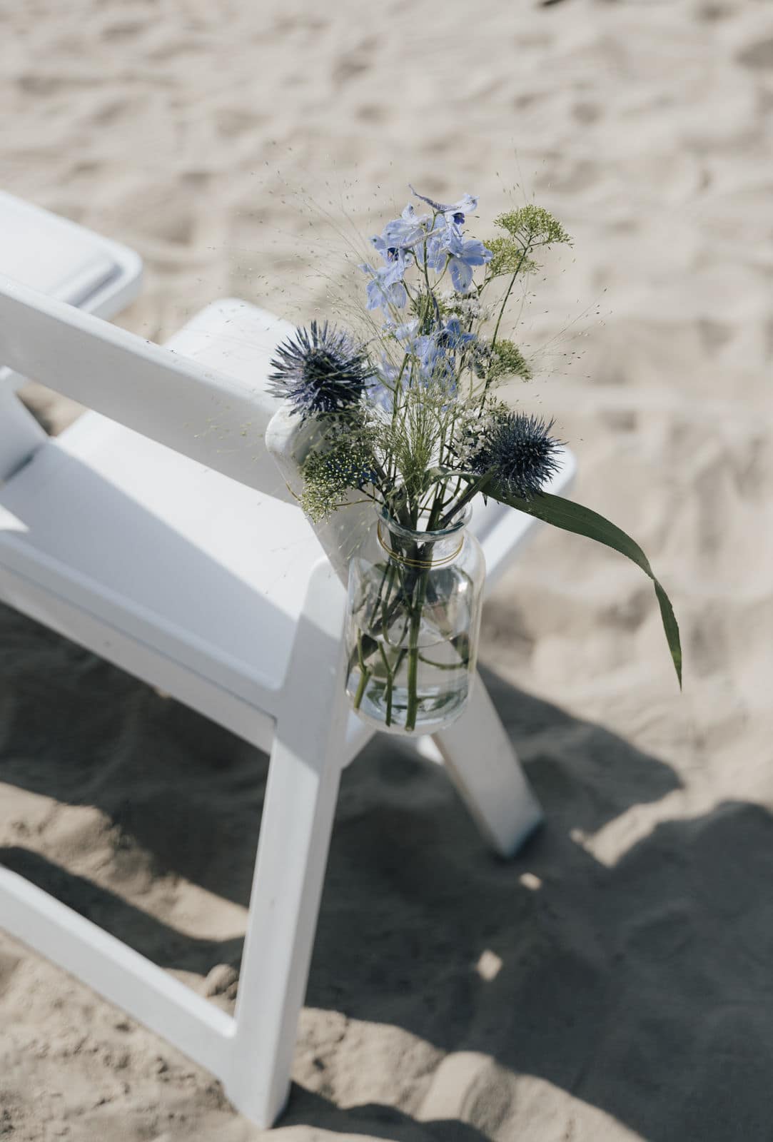Blumendetail bei einer Hochzeitszeremonie mit Weddingplanner-Begleitung