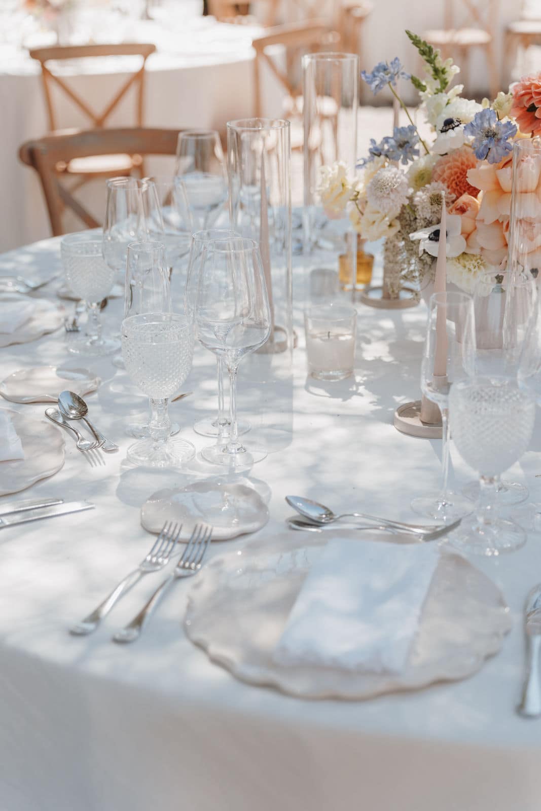 Liebevoll gedeckte Hochzeitstafel mit floraler Dekoration, geplant vom Hochzeitsplaner