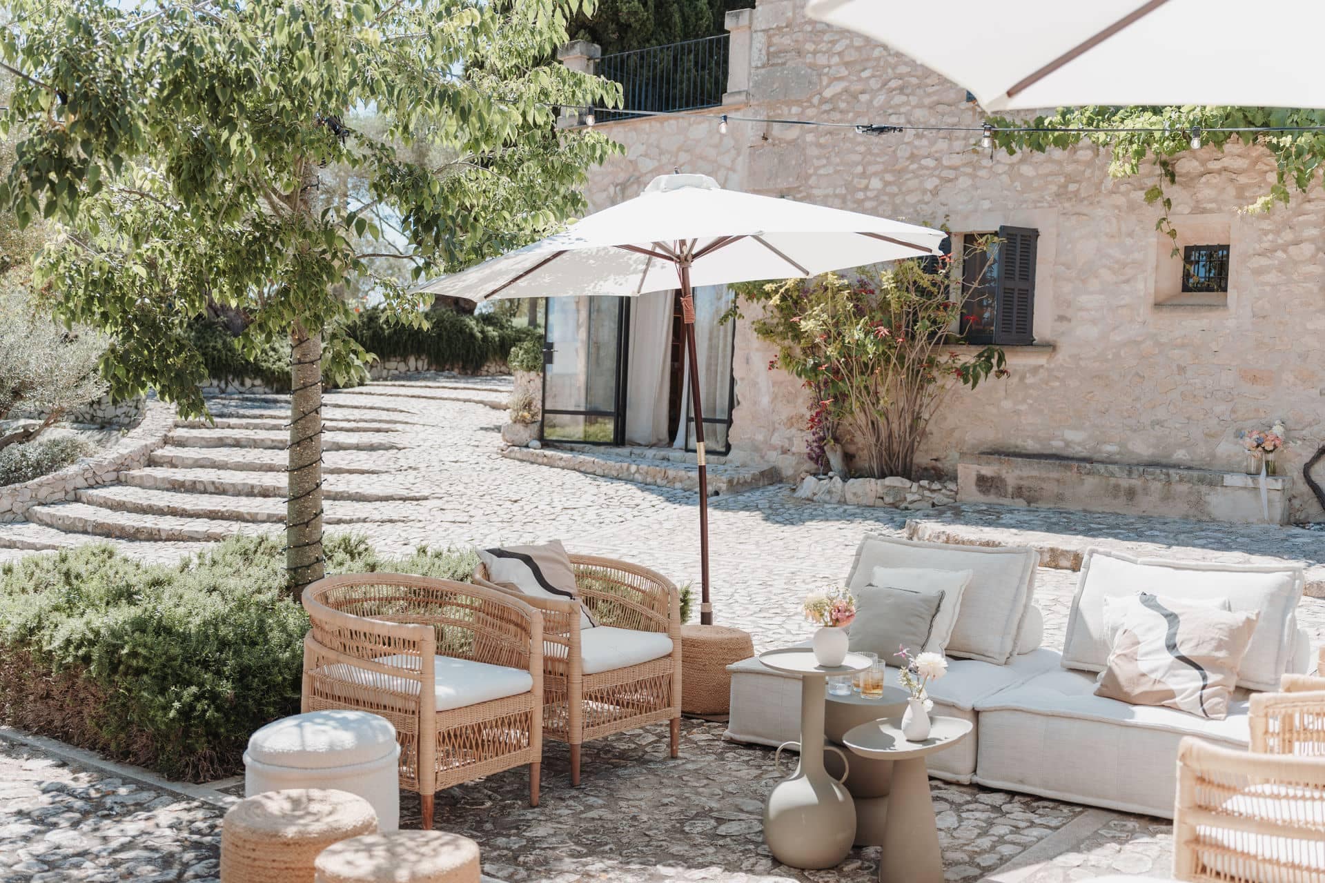 Lounge-Bereich im Innenhof als Treffpunkt für Gäste während einer Hochzeitsfeier