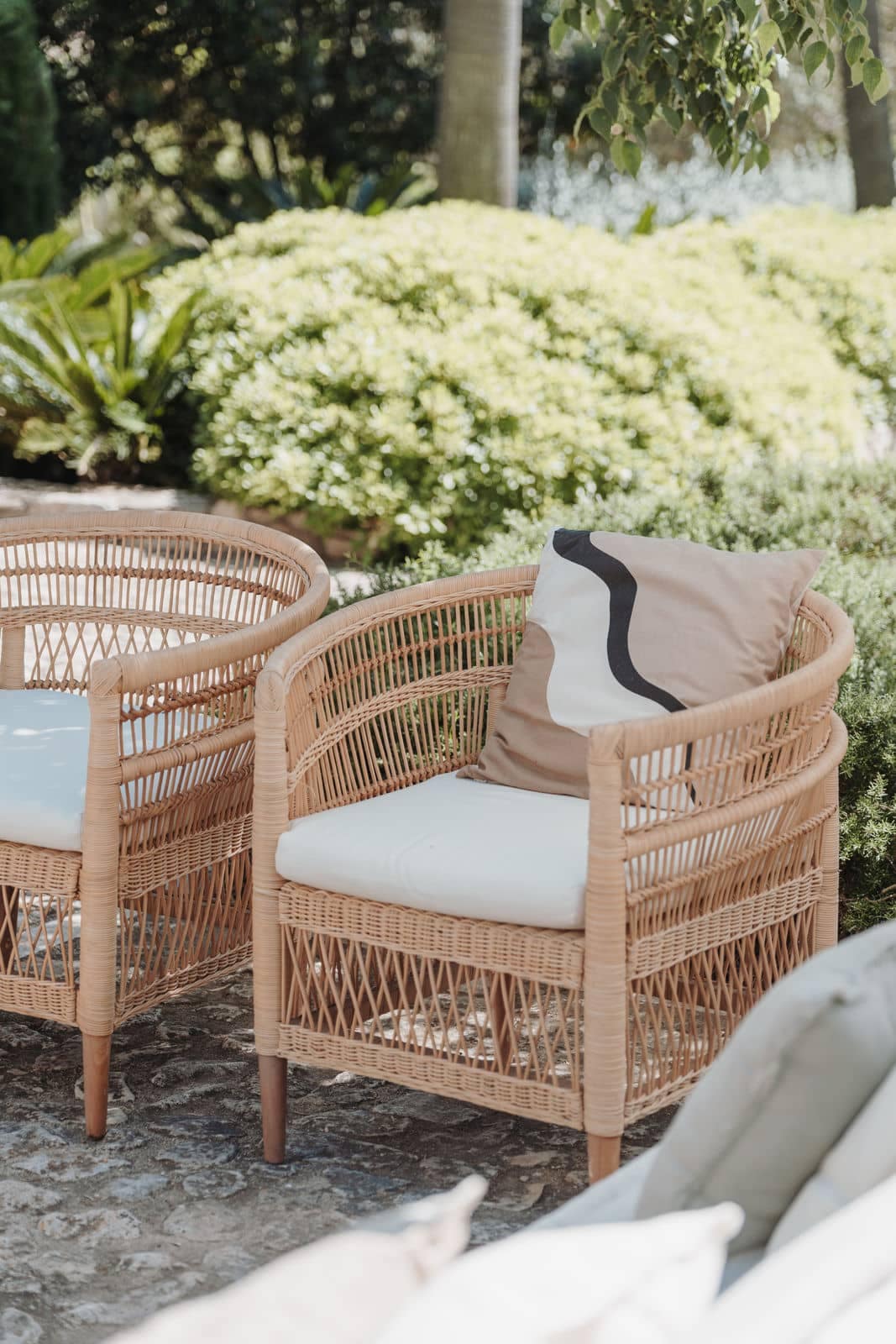 Lounge-Sitzbereich im Grünen als Teil einer stilvollen Hochzeitsfeier