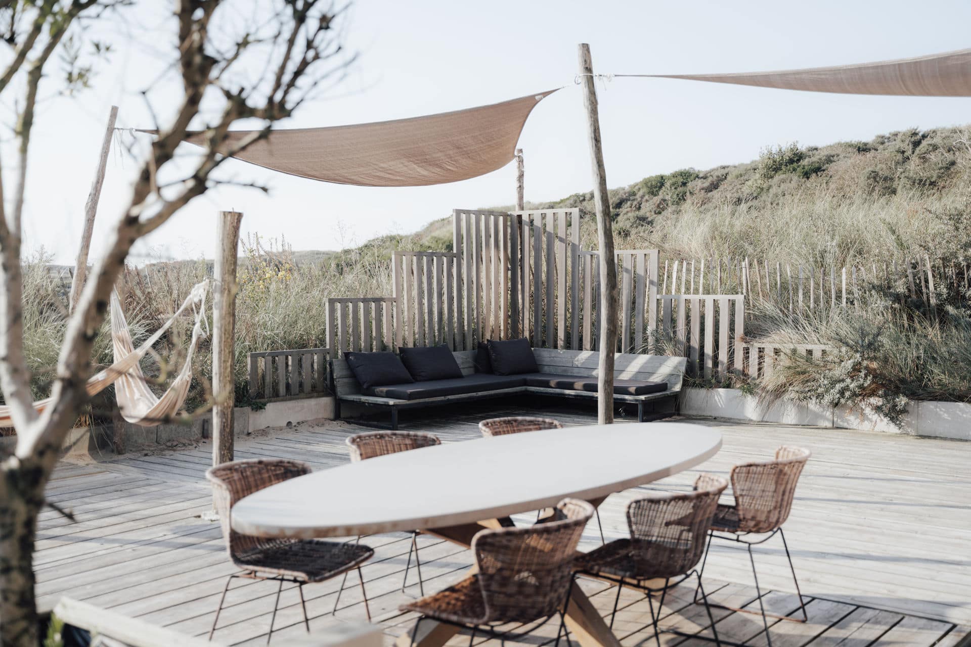 Outdoor-Dinner und Lounge-Bereich bei einer Hochzeit in Holland mit professioneller Hochzeitsplanung