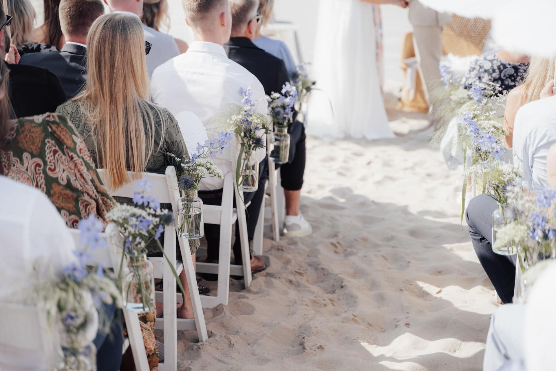 Gäste bei einer Strandzeremonie mit professioneller Hochzeitsplanung und Weddingplanner-Begleitung