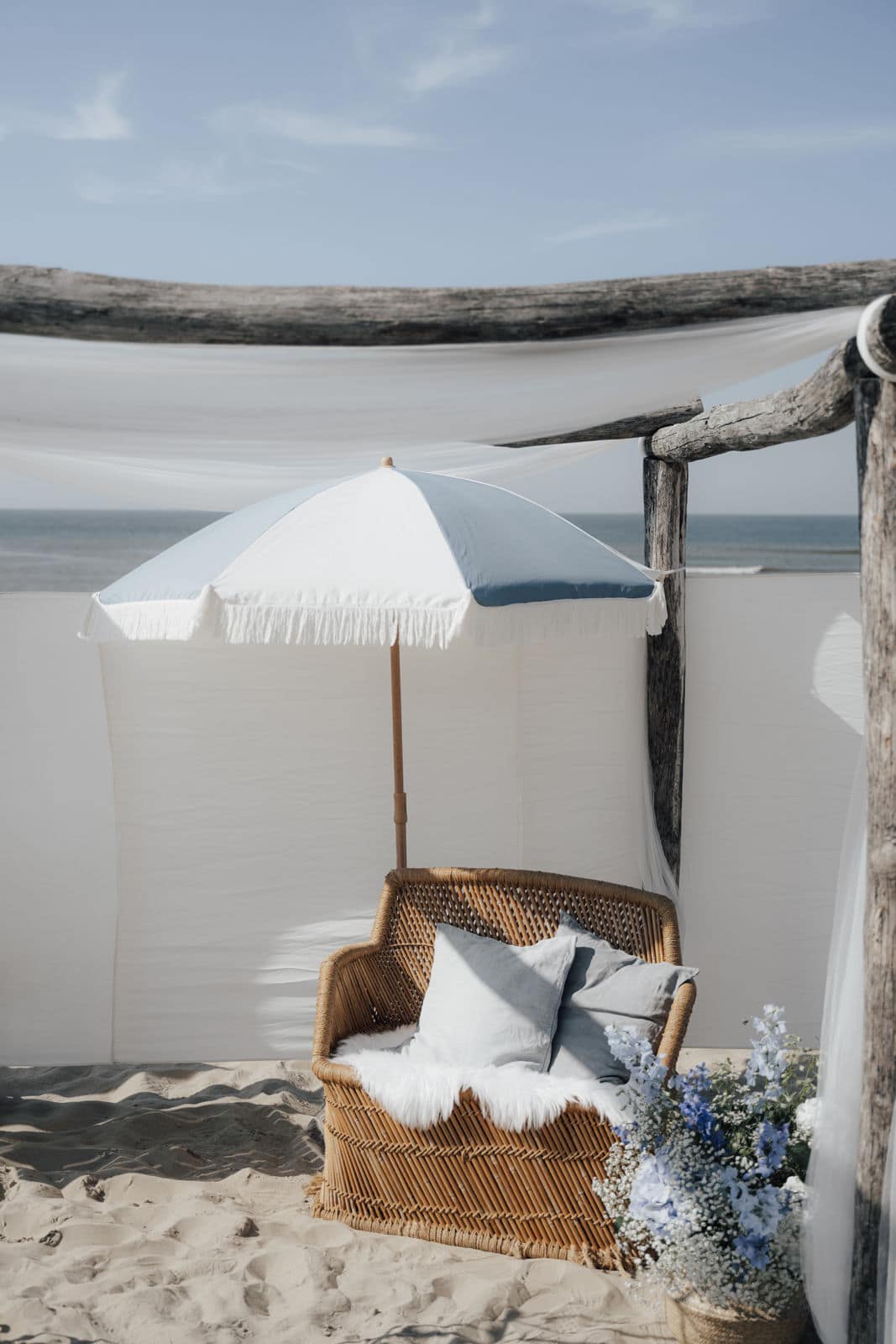 Lounge-Bereich am Strand als Teil einer professionell geplanten Hochzeit