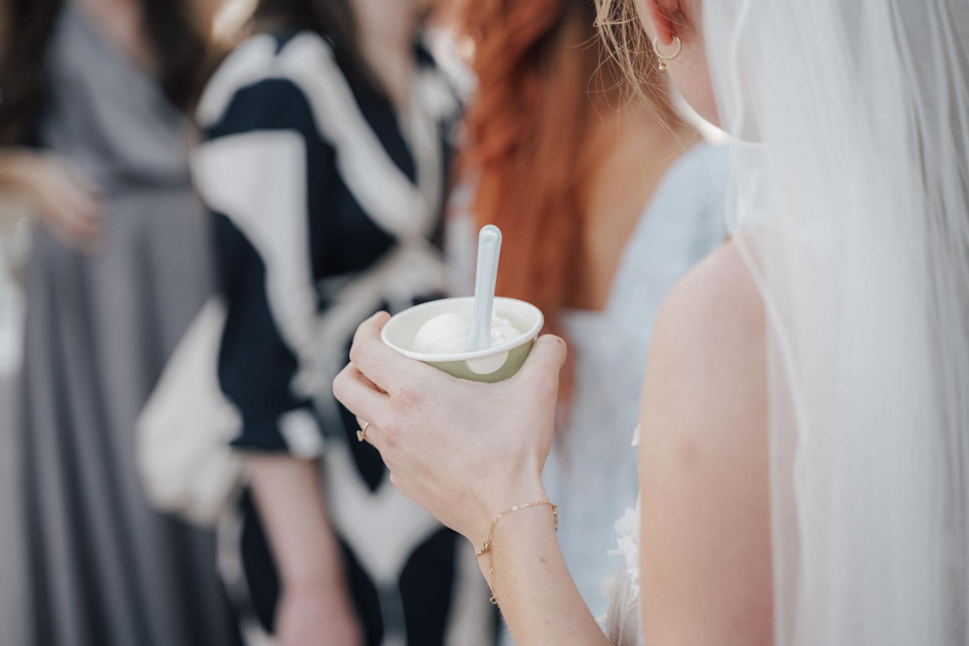 Gäste genießen entspannte Momente bei einer von Weddingplanner begleiteten Hochzeit in Holland