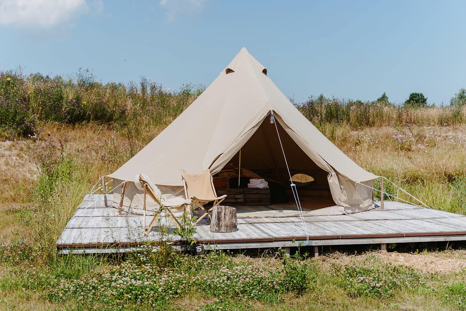 Glampingzelt Unterkunft im Grünen als Teil eines mehrtägigen Hochzeitswochenendes